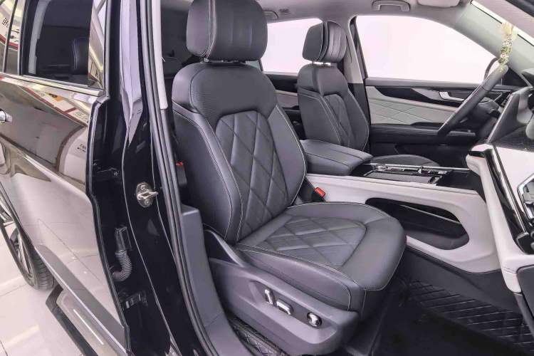 Used Volkswagen Teramont 2025 380TSI All-Wheel-Drive Excellence Edition Right Front Seat