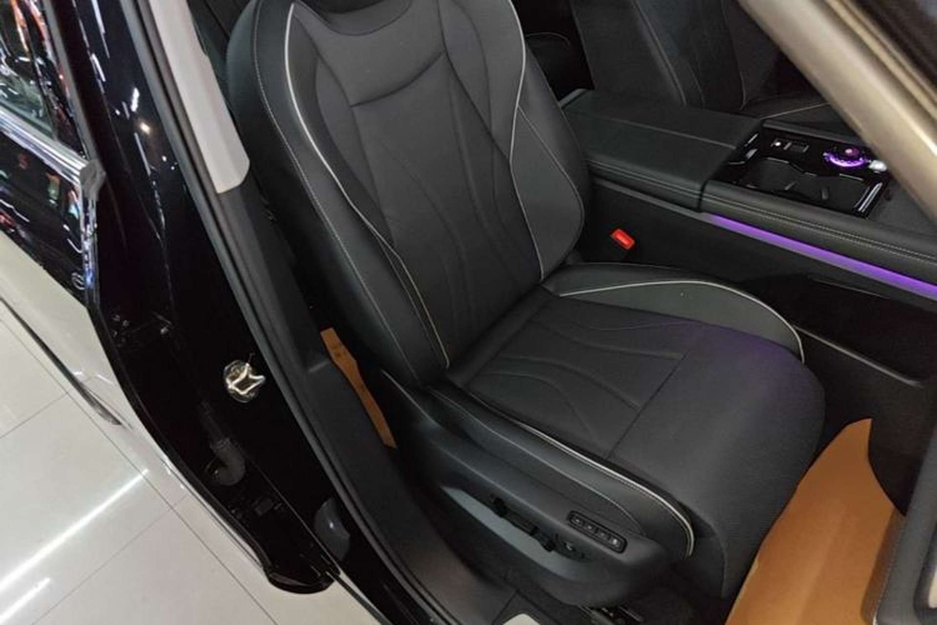 Used Volkswagen Teramont 2025 Tiguan Pro 450TSI 4Motion Crosswind Edition Right Front Seat