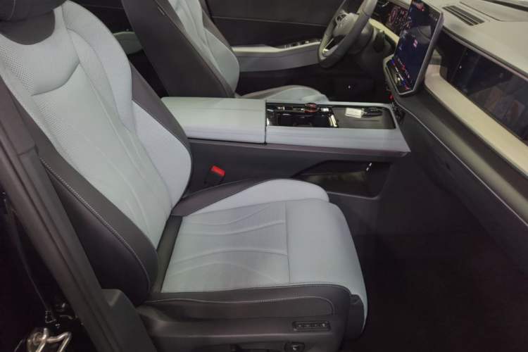 Used Volkswagen Teramont 2025 Tiguan Pro 450TSI 4Motion Crosswind Edition Right Front Seat