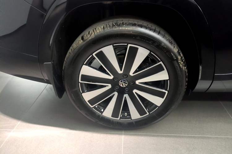 Used Volkswagen Teramont 2025 Tiguan Pro 450TSI 4Motion Crosswind Edition Right Rear Wheel Hub