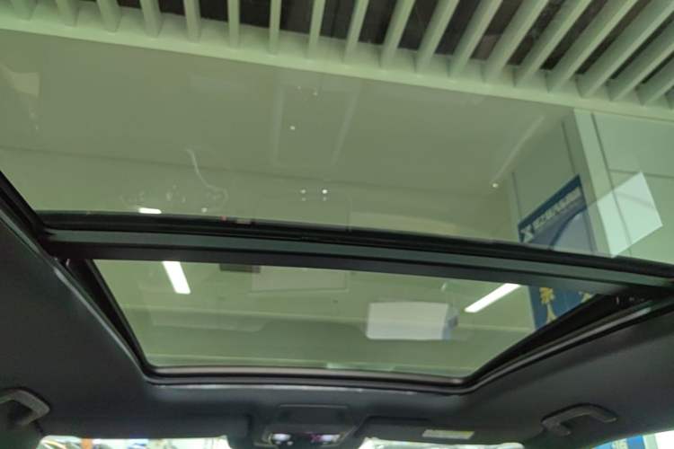 Used Volkswagen Teramont 2025 Tiguan Pro 450TSI 4Motion Crosswind Edition Headliner