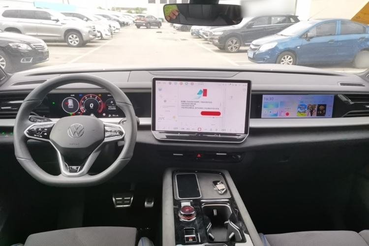 Used Volkswagen Teramont 2025 Tiguan Pro 450TSI Four-Wheel Drive Summit Edition Center Console