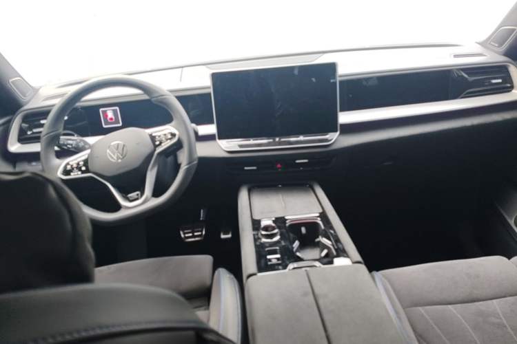 Used Volkswagen Teramont 2025 Tiguan Pro 450TSI Four-Wheel Drive Summit Edition Center Console