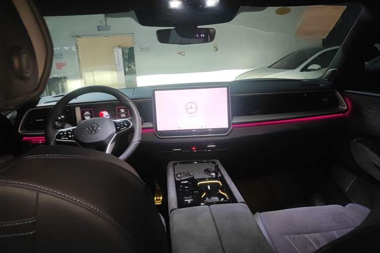 Used Volkswagen Teramont 2025 Tiguan Pro 450TSI Four-Wheel Drive Summit Edition Center Console