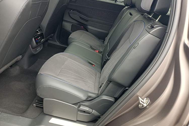 Used Volkswagen Teramont 2025 Tiguan Pro 450TSI Four-Wheel Drive Summit Edition Left Rear Seat