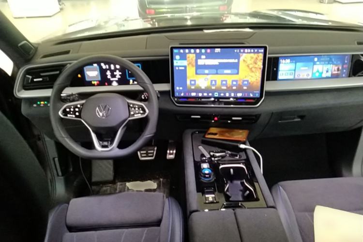 Used Volkswagen Teramont 2025 Tiguan Pro 450TSI Four-Wheel Drive Summit Edition Center Console