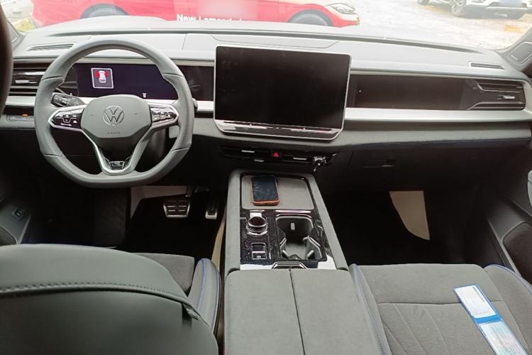 Used Volkswagen Teramont 2025 Tiguan Pro 450TSI Four-Wheel Drive Summit Edition Center Console