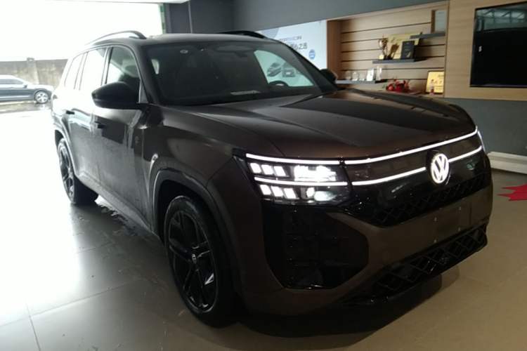 Used Volkswagen Teramont 2025 Tiguan Pro 450TSI Four-Wheel Drive Summit Edition Front Right 45 Deg