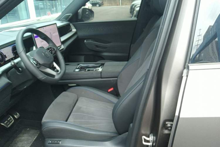 Used Volkswagen Teramont 2025 Tiguan Pro 450TSI Four-Wheel Drive Summit Edition Left Front Seat
