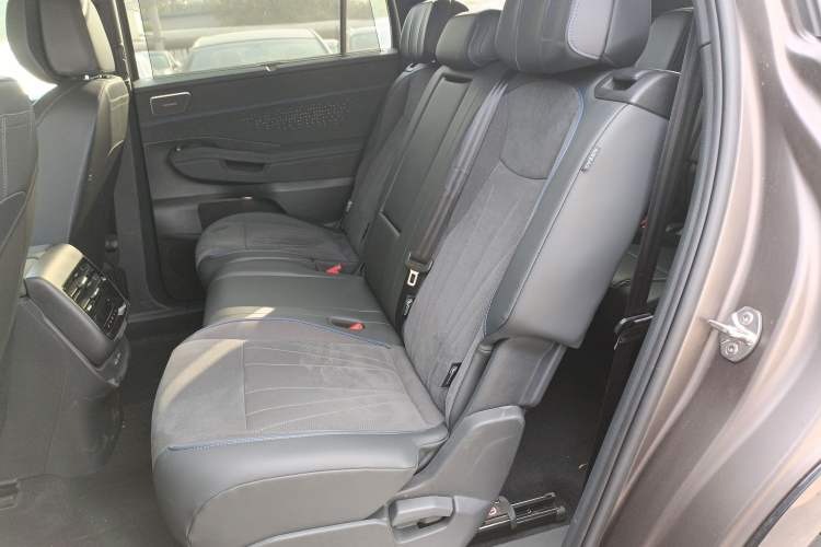 Used Volkswagen Teramont 2025 Tiguan Pro 450TSI Four-Wheel Drive Summit Edition Left Rear Seat