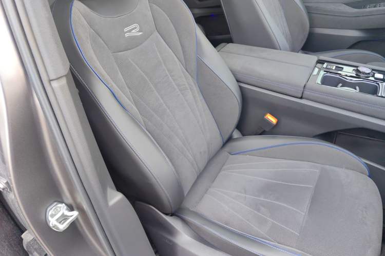 Used Volkswagen Teramont 2025 Tiguan Pro 450TSI 4Motion Crosswind Edition Right Front Seat