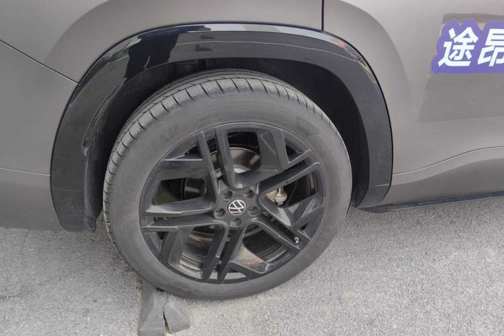 Used Volkswagen Teramont 2025 Tiguan Pro 450TSI 4Motion Crosswind Edition Right Rear Wheel Hub