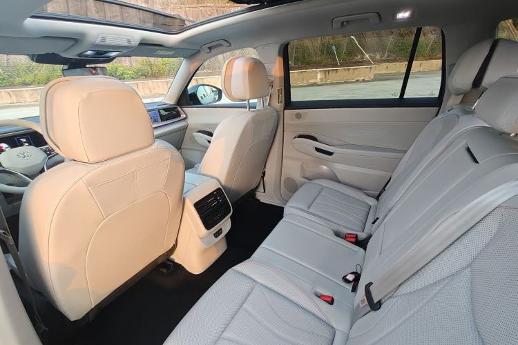 Used Volkswagen Teramont 2025 Tiguan Pro 450TSI 4Motion Crosswind Edition Interior 2