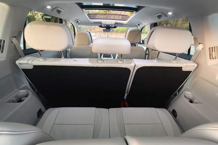 Used Volkswagen Teramont 2025 Tiguan Pro 450TSI 4Motion Crosswind Edition Interior 3