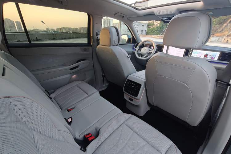 Used Volkswagen Teramont 2025 Tiguan Pro 450TSI 4Motion Crosswind Edition Interior 6