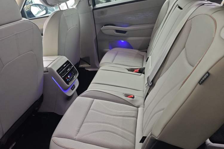 Used Volkswagen Teramont 2025 Tiguan Pro 450TSI 4Motion Crosswind Edition Left Rear Seat
