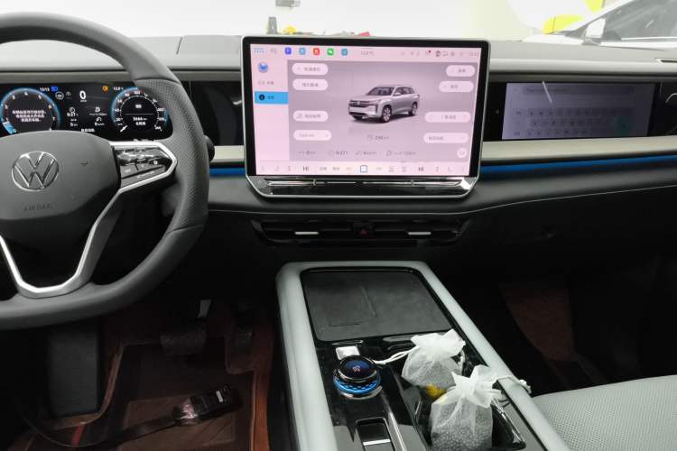 Used Volkswagen Teramont 2025 Tiguan Pro 450TSI 4Motion Crosswind Edition Audio And AC Panel