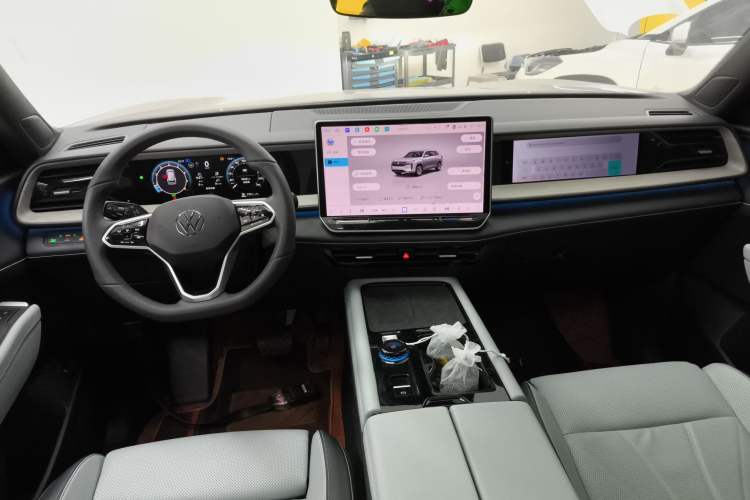 Used Volkswagen Teramont 2025 Tiguan Pro 450TSI 4Motion Crosswind Edition Center Console