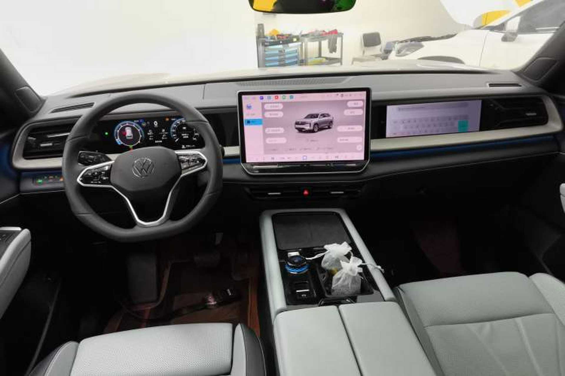 Used Volkswagen Teramont 2025 Tiguan Pro 450TSI 4Motion Crosswind Edition Center Console