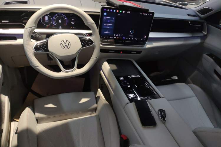 Used Volkswagen Teramont 2025 Tiguan Pro 450TSI 4Motion Crosswind Edition Center Console