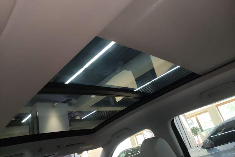 Used Volkswagen Teramont 2025 Tiguan Pro 450TSI 4Motion Crosswind Edition Headliner