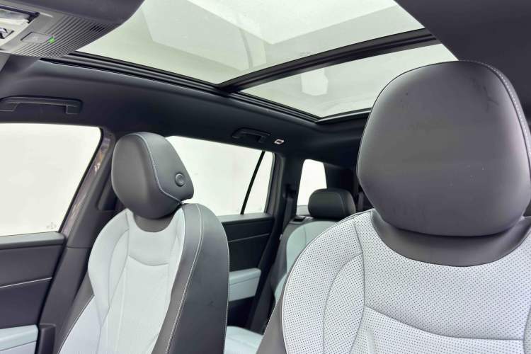 Used Volkswagen Teramont 2025 Tiguan Pro 450TSI 4Motion Crosswind Edition Interior 5