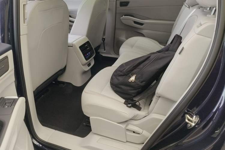 Used Volkswagen Teramont 2025 Tiguan Pro 450TSI 4Motion Crosswind Edition Left Rear Seat