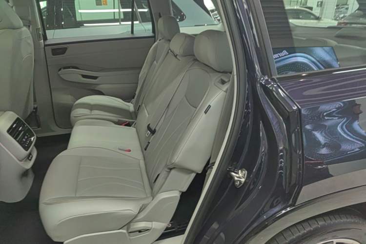 Used Volkswagen Teramont 2025 Tiguan Pro 450TSI 4Motion Crosswind Edition Left Rear Seat