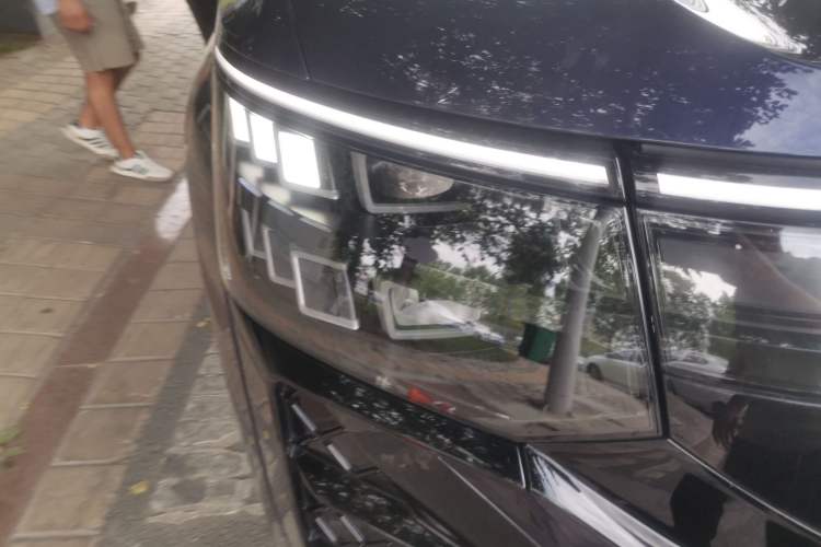Used Volkswagen Teramont 2025 Tiguan Pro 450TSI 4Motion Crosswind Edition Right Front Headlight
