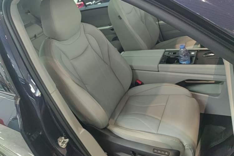 Used Volkswagen Teramont 2025 Tiguan Pro 450TSI 4Motion Crosswind Edition Right Front Seat