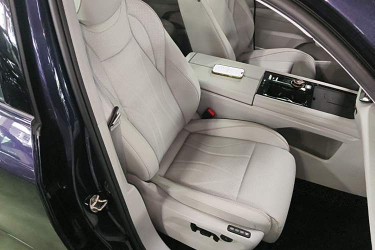 Used Volkswagen Teramont 2025 Tiguan Pro 450TSI 4Motion Crosswind Edition Right Front Seat