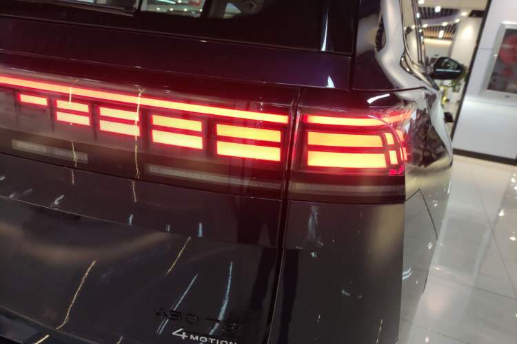 Used Volkswagen Teramont 2025 Tiguan Pro 450TSI 4Motion Crosswind Edition Right Rear Taillight