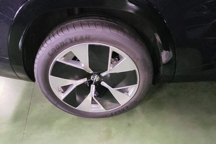 Used Volkswagen Teramont 2025 Tiguan Pro 450TSI 4Motion Crosswind Edition Right Rear Wheel Hub