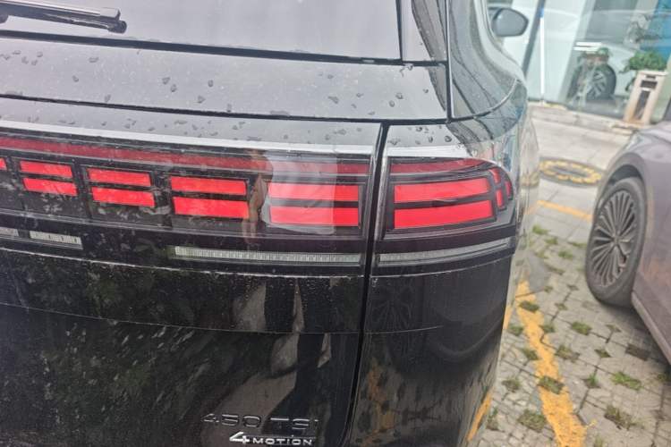 Used Volkswagen Teramont 2026 Model, Tiguan Pro 450TSI Four-Wheel Drive Summit Edition Right Rear Taillight