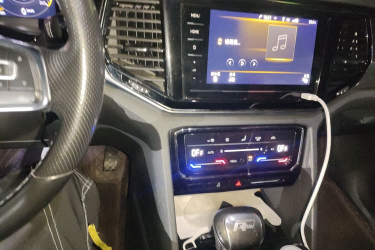 Used Volkswagen Teramont X 2020 Facelifted 330TSI Two-Wheel-Drive Luxury Edition Audio And AC Panel