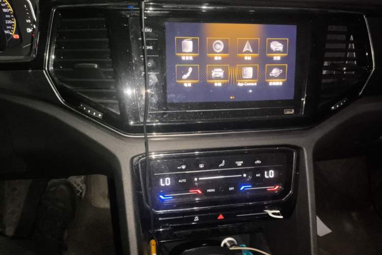 Used Volkswagen Teramont X 2020 Facelifted 330TSI Two-Wheel-Drive Luxury Edition Audio And AC Panel