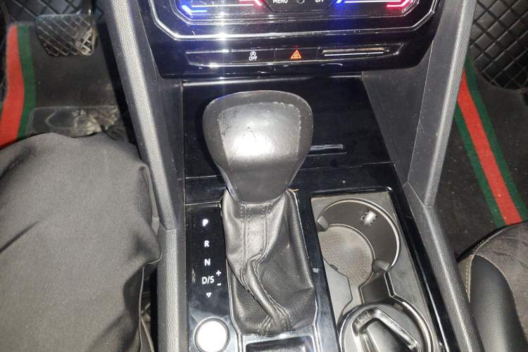 Used Volkswagen Teramont X 2020 Facelifted 330TSI Two-Wheel-Drive Luxury Edition Gear Lever