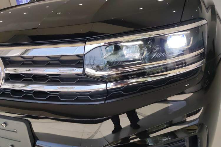 Used Volkswagen Teramont X 2020 Facelifted 330TSI Two-Wheel-Drive Luxury Edition Left Front Headlight