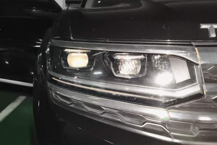Used Volkswagen Teramont X 2020 Facelifted 330TSI Two-Wheel-Drive Luxury Edition Right Front Headlight