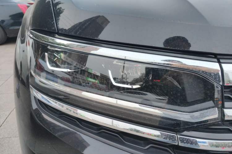 Used Volkswagen Teramont X 2020 Facelifted 330TSI Two-Wheel-Drive Luxury Edition Right Front Headlight