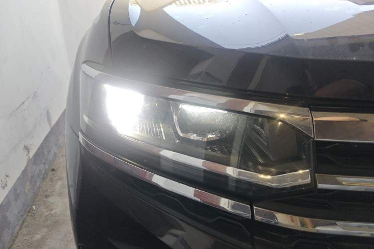 Used Volkswagen Teramont X 2020 Revised Version 380TSI Four-Wheel Drive Prestige Luxury Edition Right Front Headlight