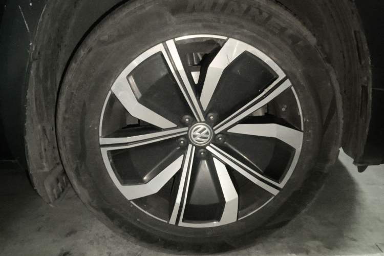 Used Volkswagen Teramont X 2020 Facelifted 330TSI Two-Wheel-Drive Luxury Edition Right Front Wheel Hub
