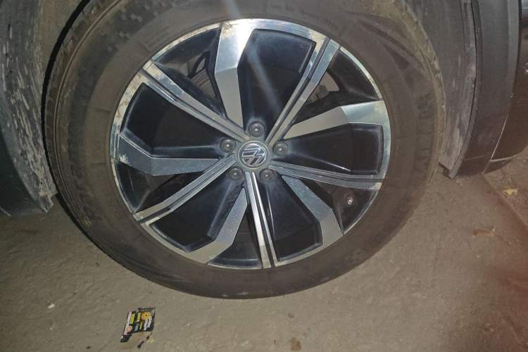 Used Volkswagen Teramont X 2020 Facelifted 330TSI Two-Wheel-Drive Luxury Edition Right Front Wheel Hub