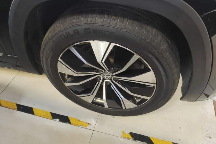 Used Volkswagen Teramont X 2020 Revised Version 380TSI Four-Wheel Drive Prestige Luxury Edition Right Front Wheel Hub