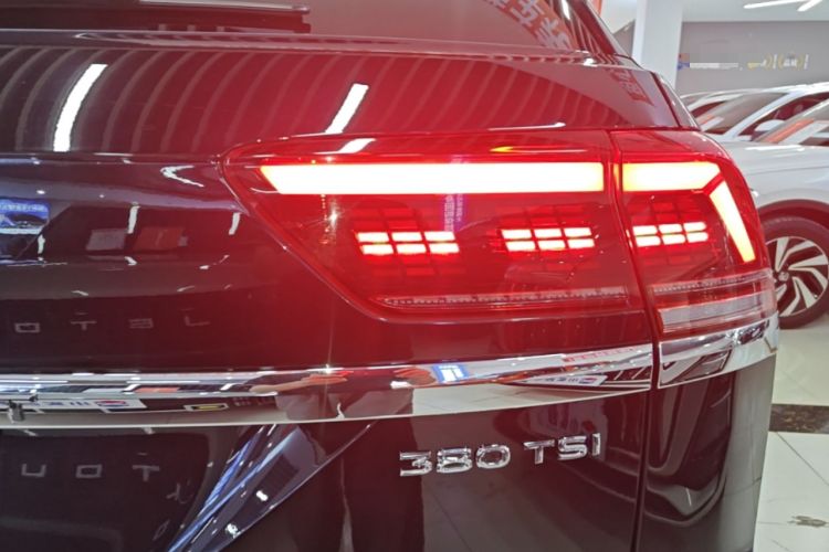Used Volkswagen Teramont X 2020 Revised Version 380TSI Four-Wheel Drive Prestige Luxury Edition Right Rear Taillight