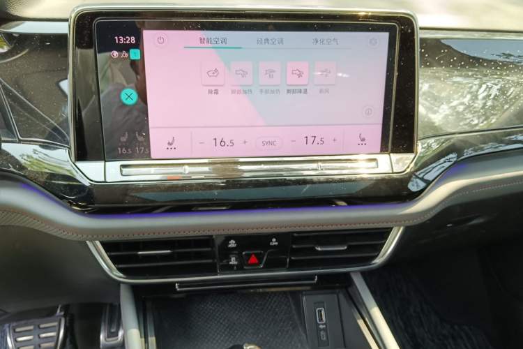 Used Volkswagen Teramont X 2021 380TSI Four-Wheel Drive Luxury Edition Audio And AC Panel