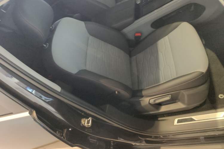 Used Volkswagen Teramont X 2021 330TSI Two-Wheel-Drive Luxury Edition Right Front Seat