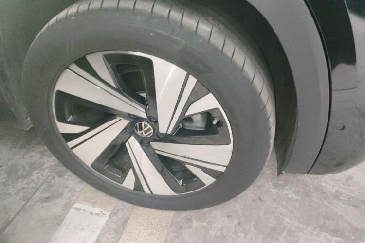 Used Volkswagen Teramont X  Right Front Wheel Hub