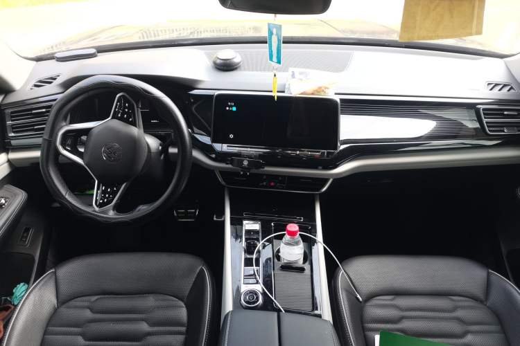 Used Volkswagen Teramont X 2022 530 V6 Four-Wheel Drive Prestige Luxury Edition Center Console