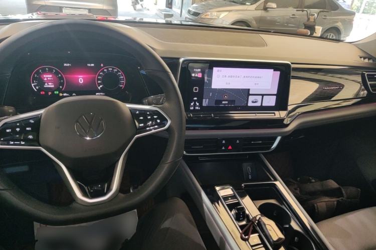 Used Volkswagen Teramont X 2022 530 V6 Four-Wheel Drive Prestige Luxury Edition Center Console